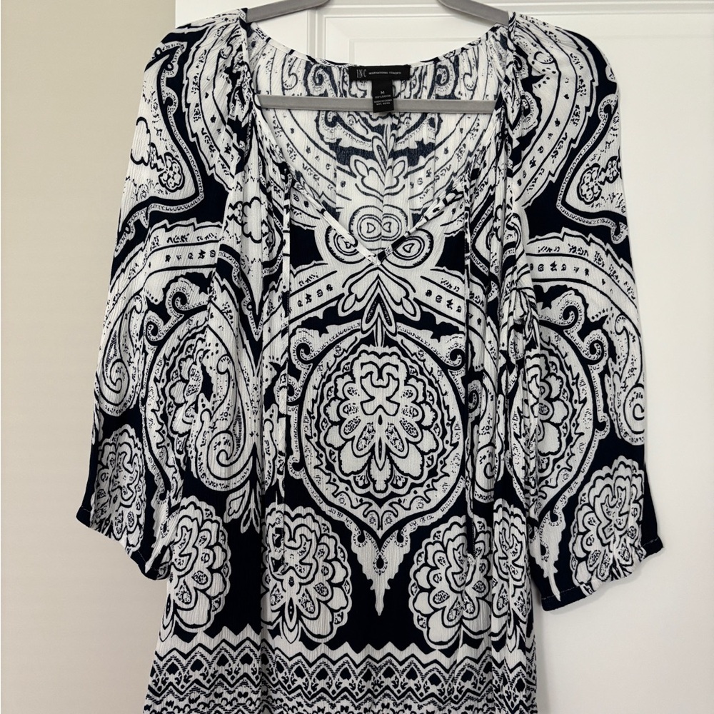 INC International Concepts NWOT -Navy and White Paisley Blouse PTP21" Length 26"